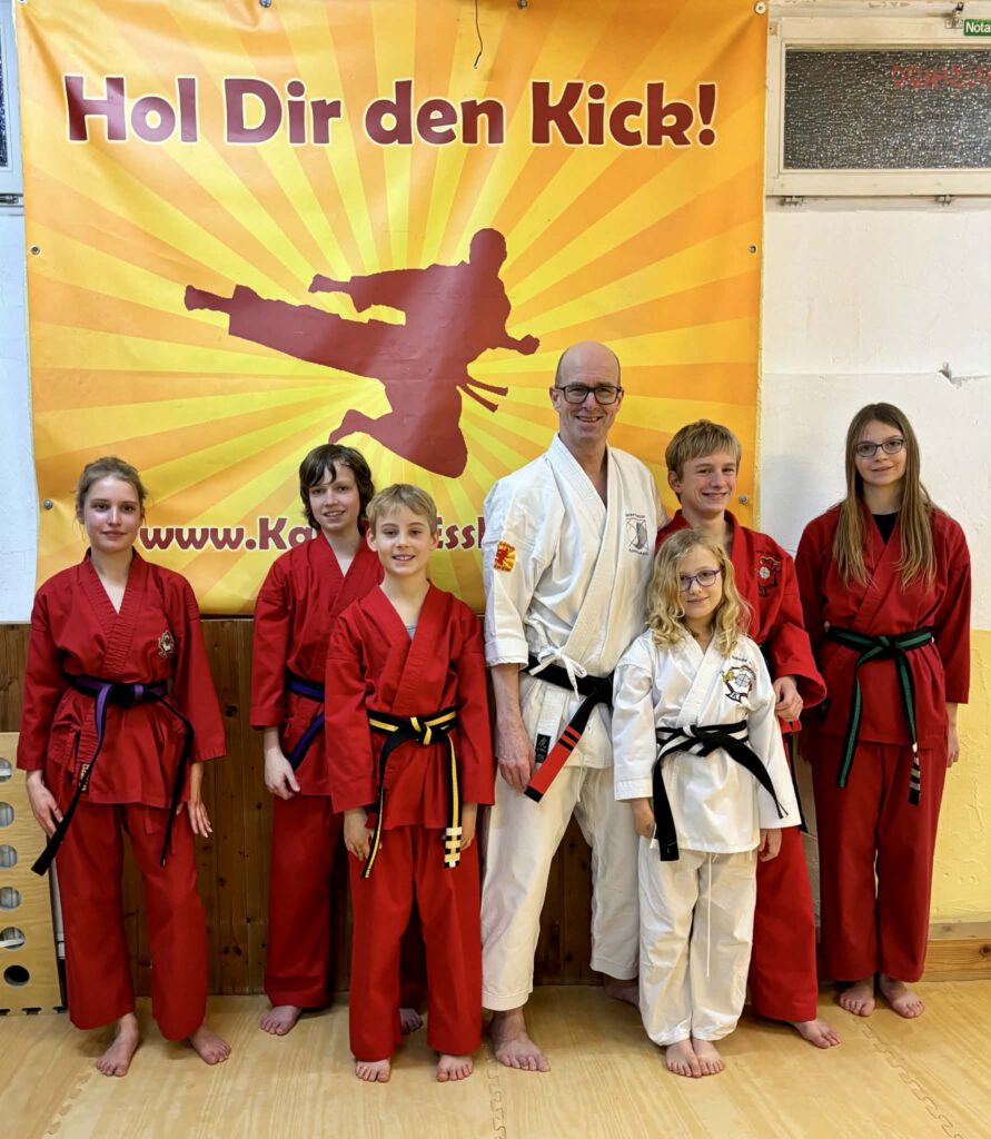 Die Karate-Junior-Danträger von Bushido Esslingen nach der Prüfung im Januar 2026.